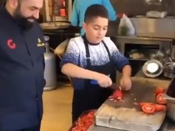 Baru Belajar dari Sang Ayah, Bocah Ini Langsung Jago Potong Sayur dengan Cepat