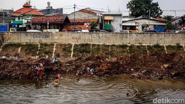 Begini Debit Air Sungai Ciliwung di Musim Kemarau