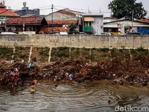 Begini Debit Air Sungai Ciliwung di Musim Kemarau Begini Debit Air Sungai Ciliwung di Musim Kemarau