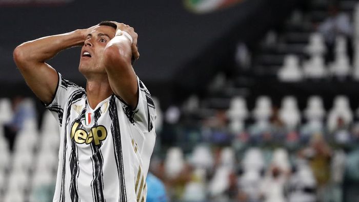 cristiano ronaldo juventus vs lyon liga champions babak 16 besar liga champions juventus Juventus Cristiano Ronaldo reacts during the Champions League round of 16 second leg, soccer match between Juventus and Lyon at the Allianz stadium in Turin, Italy, Friday, Aug. 7, 2020. (AP Photo/Antonio Calanni)