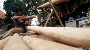 Curhat Perajin Pohon Pinang di Tengah Pandemi