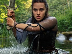 Katherine Langford Bicara Perannya dalam Serial Cursed