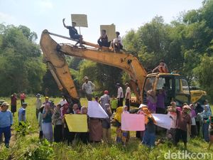 Demo Tolak Tambang Galian C di Jombang, Warga Duduki Alat Berat
