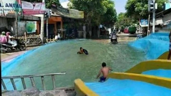 Foto jalan rusak di Rembang ini diedit menjadi sawah hingga kolam renang.