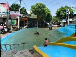Jalan Rusak di Rembang Ini Disulap Netizen Jadi Sawah-Kolam Renang