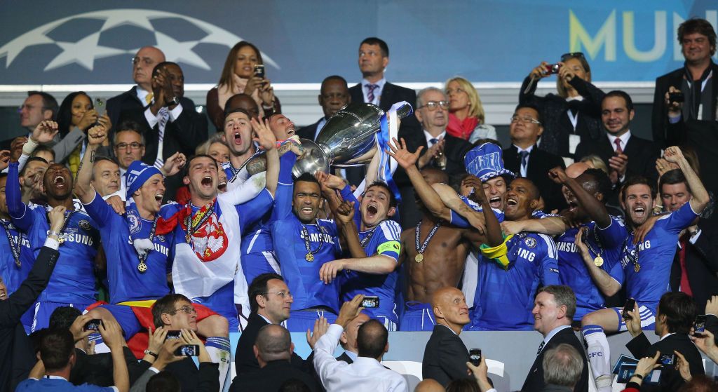 MUNICH, GERMANY - MAY 19:  Frank Lampard of Chelsea celebrates with the trophy after their victory in the UEFA Champions League Final between FC Bayern Muenchen and Chelsea at the Fussball Arena München on May 19, 2012 in Munich, Germany.  (Photo by Alex Livesey/Getty Images)