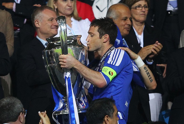 MUNICH, GERMANY - MAY 19:  Frank Lampard of Chelsea celebrates with the trophy after their victory in the UEFA Champions League Final between FC Bayern Muenchen and Chelsea at the Fussball Arena München on May 19, 2012 in Munich, Germany.  (Photo by Alex Livesey/Getty Images)