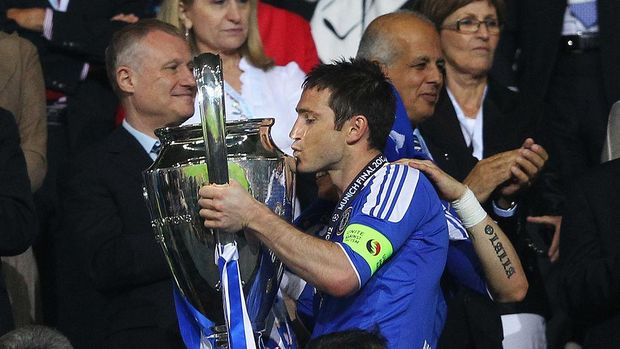 MUNICH, GERMANY - MAY 19:  Frank Lampard of Chelsea celebrates with the trophy after their victory in the UEFA Champions League Final between FC Bayern Muenchen and Chelsea at the Fussball Arena München on May 19, 2012 in Munich, Germany.  (Photo by Alex Livesey/Getty Images)