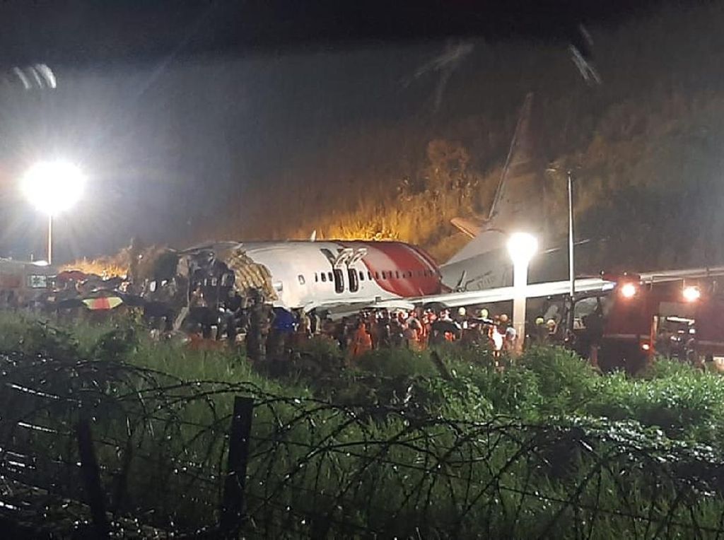 Penampakan Pesawat India yang Terbelah Dua di Bandara Calicut Penampakan Pesawat India yang Terbelah Dua di Bandara Calicut