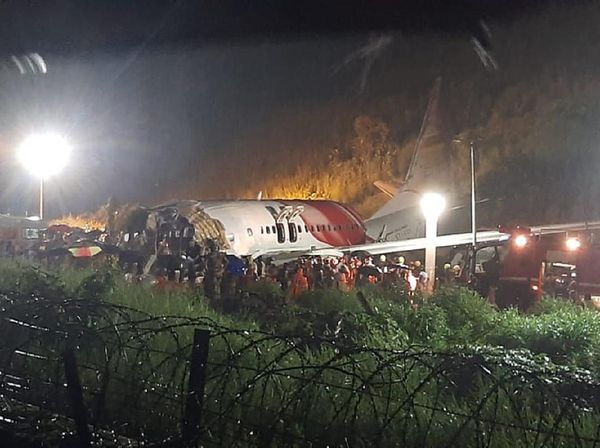 Penampakan Pesawat India yang Terbelah Dua di Bandara Calicut