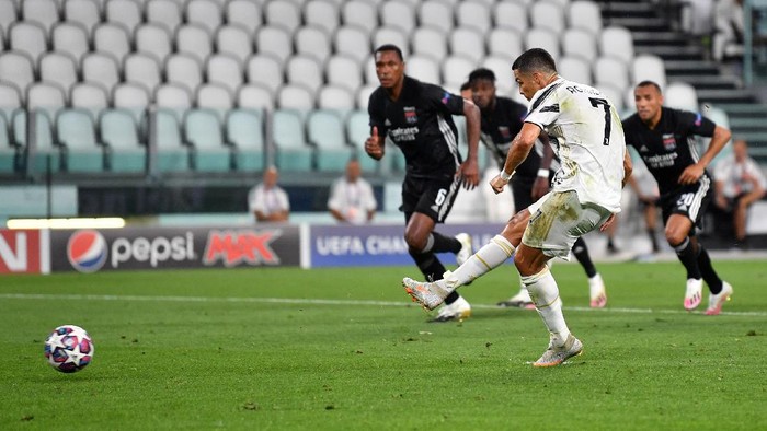 TURIN, ITALY - AUGUST 07: Cristiano Ronaldo of Juventus scores a penalty for his teams first goal during the UEFA Champions League round of 16 second leg match between Juventus and Olympique Lyon at Allianz Stadium on August 07, 2020 in Turin, Italy. (Photo by Valerio Pennicino/Getty Images)