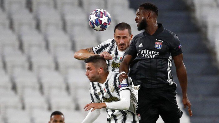 Juventus Rodrigo Bentancur, left, his teammate Leonardo Bonucci, center, and Lyons Moussa Dembele jump for the ball during the Champions League round of 16 second leg, soccer match between Juventus and Lyon at the Allianz stadium in Turin, Italy, Friday, Aug. 7, 2020. (AP Photo/Antonio Calanni)