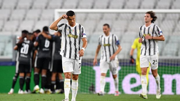 TURIN, ITALY - AUGUST 07: Cristiano Ronaldo of Juventus looks dejected after his team concede during the UEFA Champions League round of 16 second leg match between Juventus and Olympique Lyon at Allianz Stadium on August 07, 2020 in Turin, Italy. (Photo by Valerio Pennicino/Getty Images)
