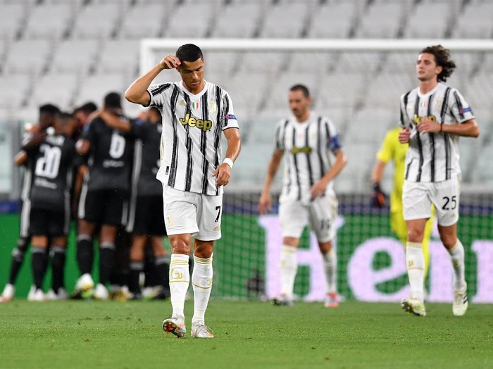 TURIN, ITALY - AUGUST 07: Cristiano Ronaldo of Juventus looks dejected after his team concede during the UEFA Champions League round of 16 second leg match between Juventus and Olympique Lyon at Allianz Stadium on August 07, 2020 in Turin, Italy. (Photo by Valerio Pennicino/Getty Images)