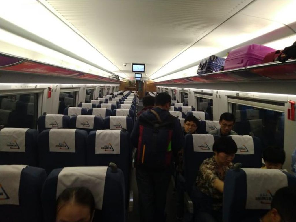 Begini Sensasi Naik Kereta Cepat di China Begini Sensasi Naik Kereta Cepat di China