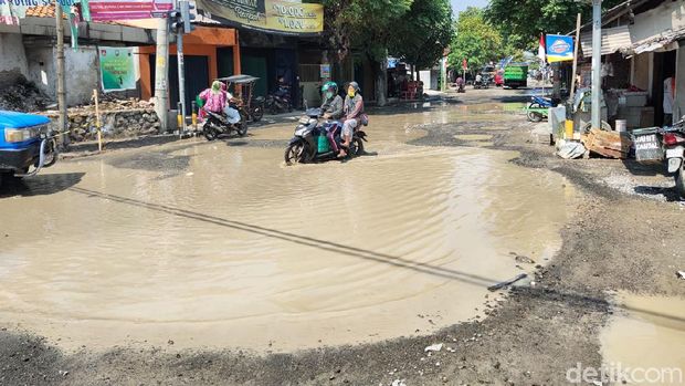 Kondisi jalan rusak di Rembang yang fotonya diedit netizen, Sabtu (8/8/2020).