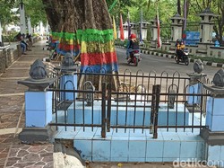 Ada Nisan di Pinggir Jalan Depan Kantor Bupati Demak, Makam Siapa?
