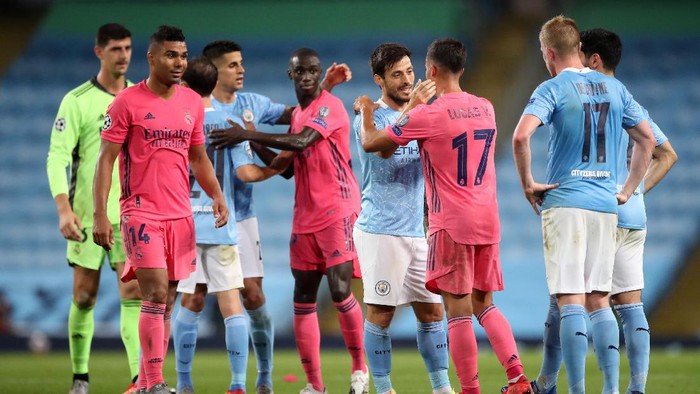MANCHESTER, ENGLAND - AUGUST 07: David Silva of Manchester City greets Lucas Vazquez of Real Madrid following the UEFA Champions League round of 16 second leg match between Manchester City and Real Madrid at Etihad Stadium on August 07, 2020 in Manchester, England. (Photo by Nick Potts/Pool via Getty Images)