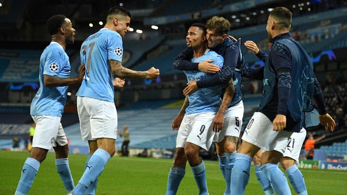MANCHESTER, ENGLAND - AUGUST 07: Gabriel Jesus of Manchester City celebrates with teammates after scoring his teams second goal during the UEFA Champions League round of 16 second leg match between Manchester City and Real Madrid at Etihad Stadium on August 07, 2020 in Manchester, England. (Photo by Oli Scarff/Pool via Getty Images)