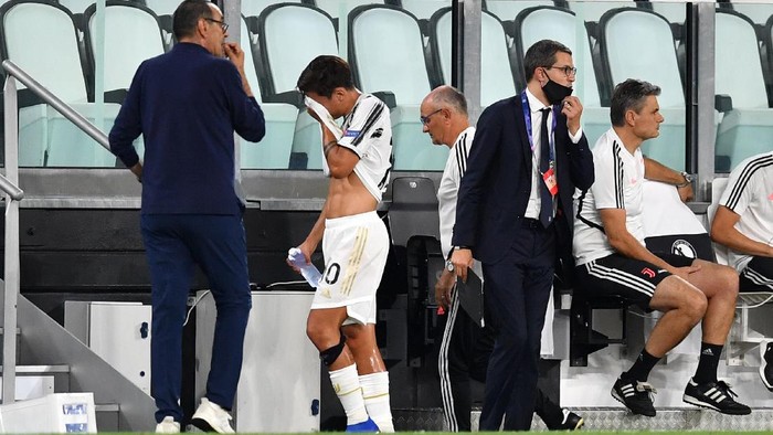 TURIN, ITALY - AUGUST 07: Paulo Dybala of Juventus leaves the pitch due to injury during the UEFA Champions League round of 16 second leg match between Juventus and Olympique Lyon at Allianz Stadium on August 07, 2020 in Turin, Italy. (Photo by Valerio Pennicino/Getty Images)
