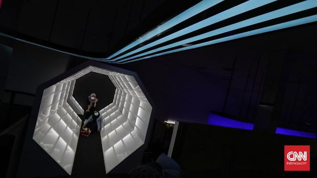 Berlokasi di Gelora Bung Karno, keberadaan Moja Museum menjadi pilihan baru bagi warga yang beraktivitas dan berolahraga di GBK. Sebagai interactive art space yang menghadirkan beragam instalasi seni, Roja by Moja Museum menawarkan pengalaman bersepatu roda sambil menikmati karya instalasi. (CNN Indonesia/ Adhi Wicaksono)
