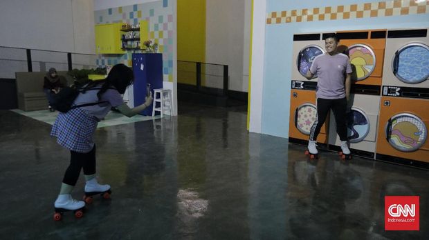 Berlokasi di Gelora Bung Karno, keberadaan Moja Museum menjadi pilihan baru bagi warga yang beraktivitas dan berolahraga di GBK. Sebagai interactive art space yang menghadirkan beragam instalasi seni, Roja by Moja Museum menawarkan pengalaman bersepatu roda sambil menikmati karya instalasi. (CNN Indonesia/ Adhi Wicaksono)