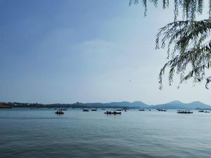 Menikmati Keindahan West Lake di Hangzhou, China