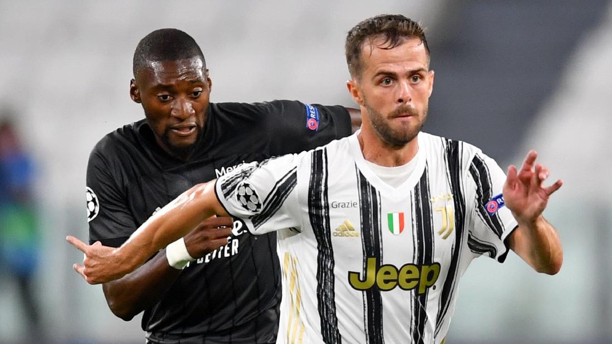 Miralem Pjanic kecewa dengan tersingkirnya Juventus di Liga Champions. (Foto: Getty Images/Valerio Pennicino)