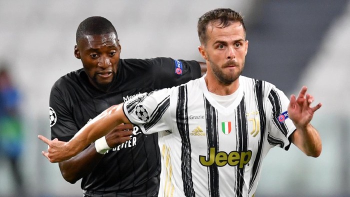 TURIN, ITALY - AUGUST 07: Miralem Pjanic of Juventus runs with the ball during the UEFA Champions League round of 16 second leg match between Juventus and Olympique Lyon at Allianz Stadium on August 07, 2020 in Turin, Italy. (Photo by Valerio Pennicino/Getty Images)