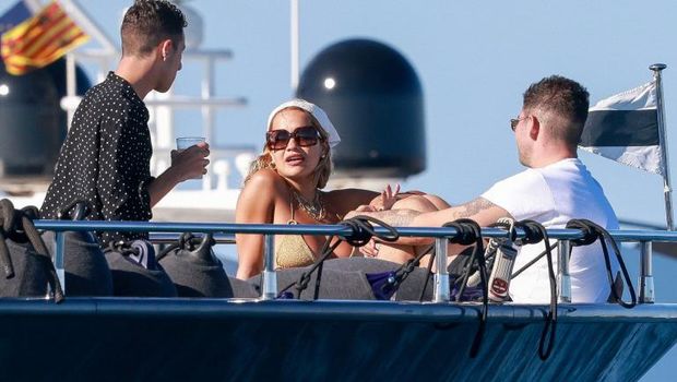 Pakai Bikini, Rita Ora Berjemur di Kapal Pesiar Bareng Pacar