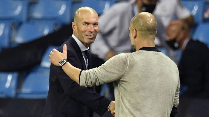 MANCHESTER, ENGLAND - AUGUST 07: Pep Guardiola, Manager of Manchester City shakes hands with Zinedine Zidane, Head Coach of Real Madrid following the UEFA Champions League round of 16 second leg match between Manchester City and Real Madrid at Etihad Stadium on August 07, 2020 in Manchester, England. (Photo by Peter Powell/Pool via Getty Images)