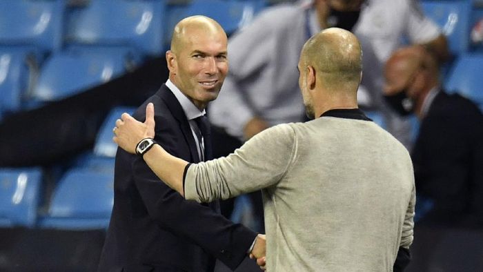 pep guardiola zinedine zidane real madrid manchester city liga champions MANCHESTER, ENGLAND - AUGUST 07: Pep Guardiola, Manager of Manchester City shakes hands with Zinedine Zidane, Head Coach of Real Madrid following the UEFA Champions League round of 16 second leg match between Manchester City and Real Madrid at Etihad Stadium on August 07, 2020 in Manchester, England. (Photo by Peter Powell/Pool via Getty Images)