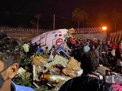 Pesawat India Terbelah Jadi Dua Saat Mendarat, PM Modi Sedih