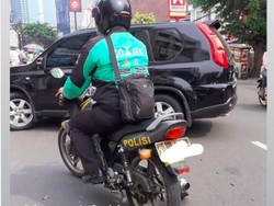 Bingung Nih, Ini Pak Polisi Sampingannya Ojol atau Sebaliknya Ya?