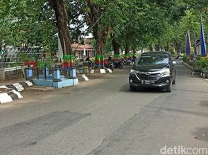 Potret Makam di Trotoar Demak