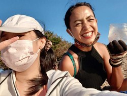 Redam Depresi Akibat Corona, Wanita di Bali Ini Lakukan Aksi Bersih Pantai