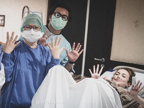 Rianti Cartwright melahirkan