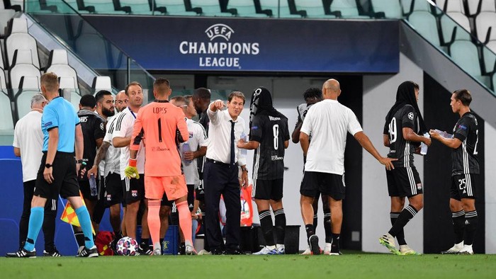 TURIN, ITALY - AUGUST 07: Rudi Garcia, Head Coach of Olympique Lyon gives his team instructions during the UEFA Champions League round of 16 second leg match between Juventus and Olympique Lyon at Allianz Stadium on August 07, 2020 in Turin, Italy. (Photo by Valerio Pennicino/Getty Images)