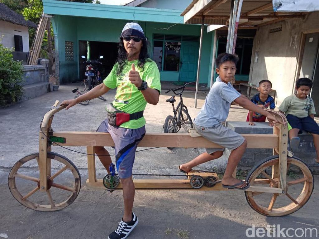 Melihat Sepeda Ontel Dua Muka Berbahan Limbah Kayu di Klaten Melihat Sepeda Ontel Dua Muka Berbahan Limbah Kayu di Klaten