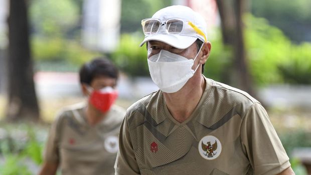 Manajer pelatih tim nasional Indonesia Shin Tae-yong tiba di Stadion Madya, Kompleks Gelora Bung Karno, Senayan, Jakarta, Jumat (7/8/2020). Shin Tae-yong memimpin langsung jalannya latihan perdana tim nasional senior dan U-19 pada masa pandemi COVID-19 dengan menerapkan protokol kesehatan. ANTARA FOTO/M Risyal Hidayat/wsj.