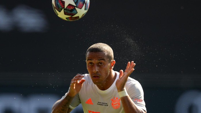 MUNICH, GERMANY - JULY 31: Thiago of Bayern Muenchen heads the ball during the friendly match between FC Bayern Muenchen and Olympique de Marseille at FC Bayern Campus on July 31, 2020 in Munich, Germany. (Photo by Adam Pretty/Getty Images)