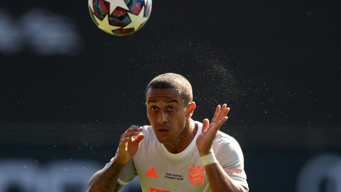 Thiago Alcantara MUNICH, GERMANY - JULY 31: Thiago of Bayern Muenchen heads the ball during the friendly match between FC Bayern Muenchen and Olympique de Marseille at FC Bayern Campus on July 31, 2020 in Munich, Germany. (Photo by Adam Pretty/Getty Images)
