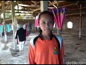 Perjuangan Anak Magetan yang Tinggal di Bekas Kandang Ayam Belajar Daring Perjuangan Anak Magetan yang Tinggal di Bekas Kandang Ayam Belajar Daring
