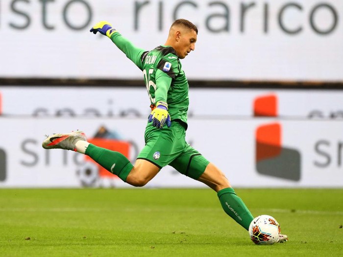 MILAN, ITALY - JULY 24:  Pierluigi Gollini of Atalanta BC in action during the Serie A match between AC Milan and Atalanta BC at Stadio Giuseppe Meazza on July 24, 2020 in Milan, Italy.  (Photo by Marco Luzzani/Getty Images)