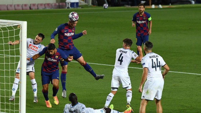BARCELONA, SPAIN - AUGUST 08: Clement Lenglet of Barcelona scores his sides first goal during the UEFA Champions League round of 16 second leg match between FC Barcelona and SSC Napoli at Camp Nou on August 08, 2020 in Barcelona, Spain.  (Photo by David Ramos/Getty Images)