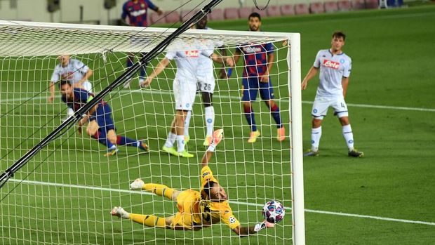 BARCELONA, SPAIN - AUGUST 08: David Ospina of SSC Napoli fails to save the ball from Lionel Messi of Barcelona which leads to Barcelona's second goal during the UEFA Champions League round of 16 second leg match between FC Barcelona and SSC Napoli at Camp Nou on August 08, 2020 in Barcelona, Spain.  (Photo by David Ramos/Getty Images)
