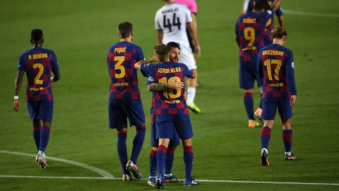 BARCELONA, SPAIN - AUGUST 08: Lionel Messi of Barcelona celebrates with his team after he scores his sides third goal during the UEFA Champions League round of 16 second leg match between FC Barcelona and SSC Napoli at Camp Nou on August 08, 2020 in Barcelona, Spain.  (Photo by David Ramos/Getty Images)