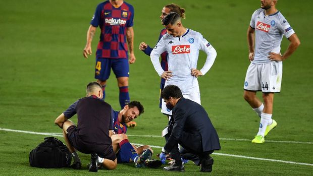 BARCELONA, SPAIN - AUGUST 08: Lionel Messi of Barcelona is seen to by medical staff after sustaining an injury during the UEFA Champions League round of 16 second leg match between FC Barcelona and SSC Napoli at Camp Nou on August 08, 2020 in Barcelona, Spain.  (Photo by David Ramos/Getty Images)