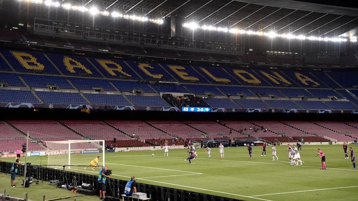 BARCELONA, SPAIN - AUGUST 08: Luis Suarez of Barcelona scores his sides third goal from the penalty spot during the UEFA Champions League round of 16 second leg match between FC Barcelona and SSC Napoli at Camp Nou on August 08, 2020 in Barcelona, Spain.  (Photo by David Ramos/Getty Images)