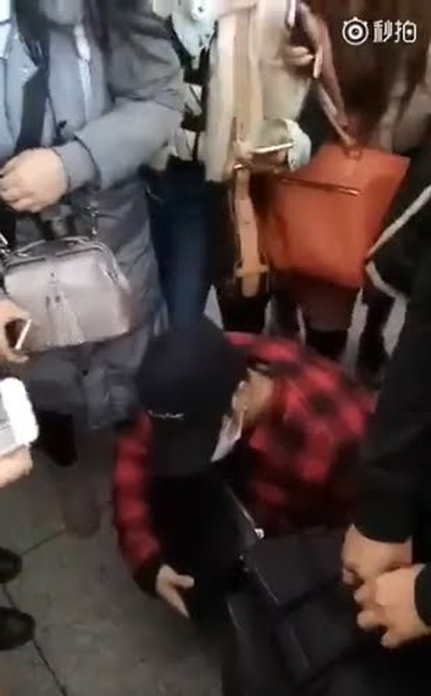 Jackson Memohon kepada Penggemar Sasaeng untuk Meninggalkannya/ Foto: Koreaboo Jackson Memohon kepada Penggemar Sasaeng untuk Meninggalkannya/ Foto: Koreaboo